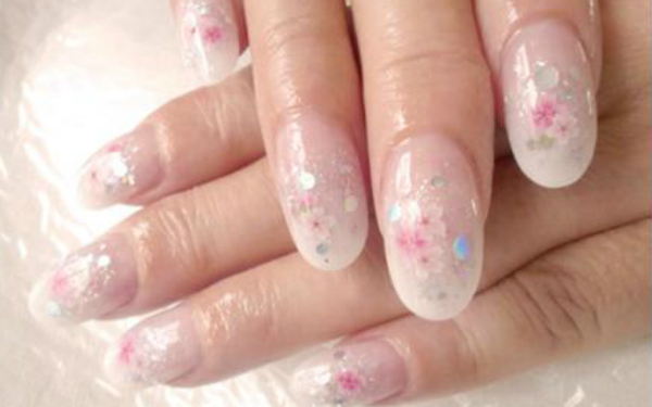 間もなく桜の開花！ひと足早く、指先に「さくら開花宣言」☆