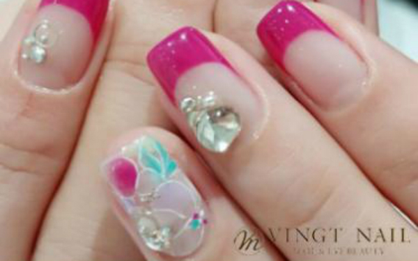 春爛漫！女性らしさを演出する最新「フラワーネイル」5選