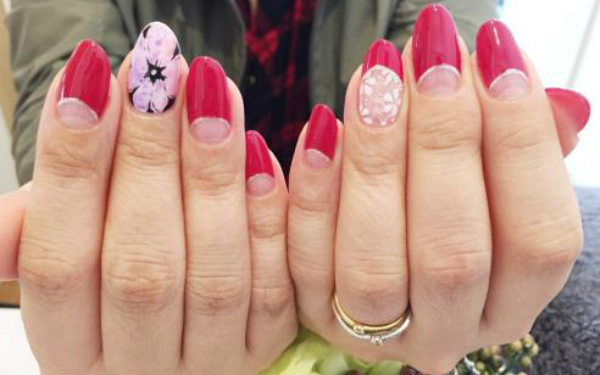 春爛漫！女性らしさを演出する最新「フラワーネイル」5選