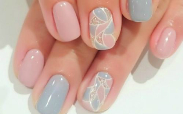 キラキラと幻想的に輝く☆「ステンドグラスネイル」5選