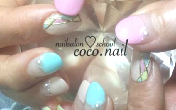 キラキラと幻想的に輝く☆「ステンドグラスネイル」5選