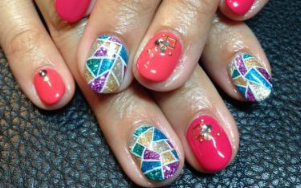 キラキラと幻想的に輝く☆「ステンドグラスネイル」5選