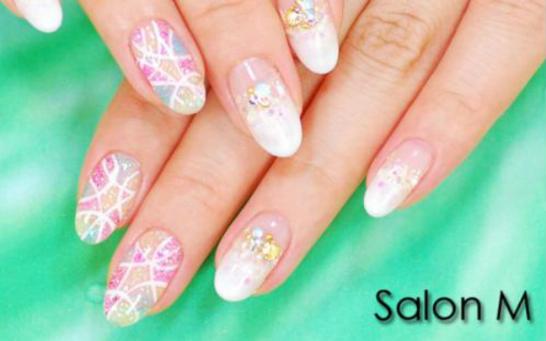 キラキラと幻想的に輝く☆「ステンドグラスネイル」5選