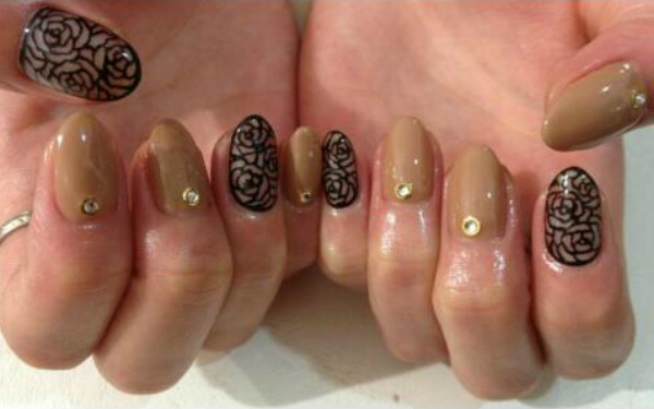 キラキラと幻想的に輝く☆「ステンドグラスネイル」5選