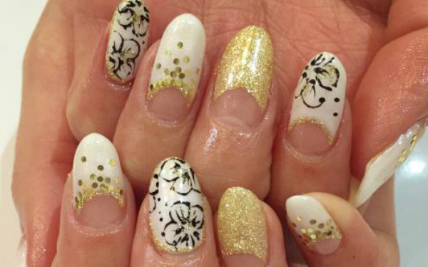 定番「フレンチネイル」こそアレンジが存分に楽しめる☆あなた好みのデザインは？