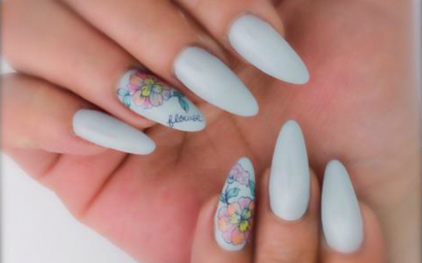 どんなシーンにも万能な「シンプルネイル」で指先美人を目指そう！