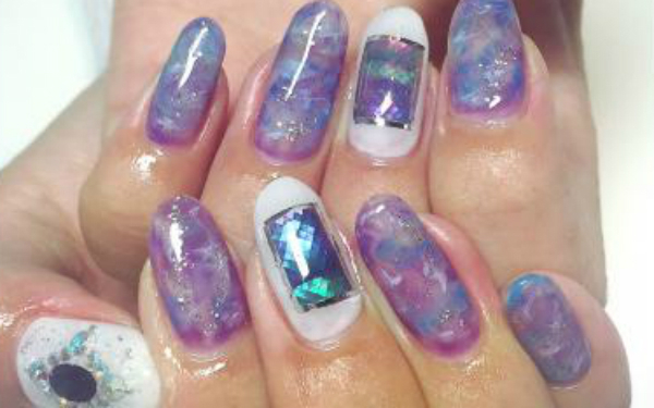 爽やかな青空に映える！今季注目の「初夏ネイル」5選