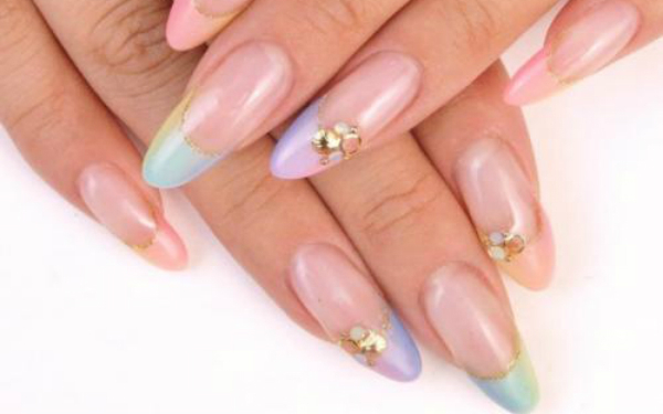 指先に幻想的な輝きを！最新「オーロラネイル」5選