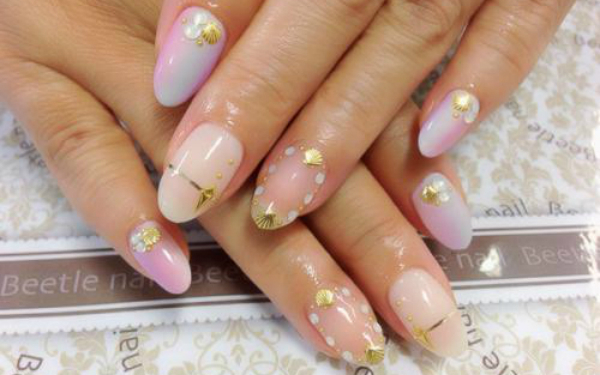 指先に幻想的な輝きを！最新「オーロラネイル」5選