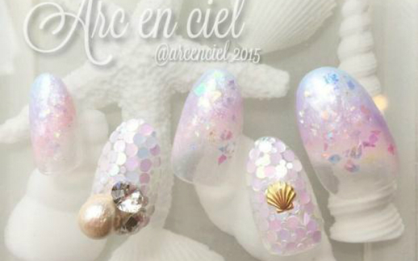 指先に幻想的な輝きを！最新「オーロラネイル」5選