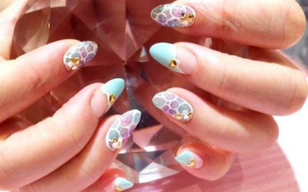 ゆらゆら涼しげな水面を表現した「ドロップネイル」で夏気分を先取り☆