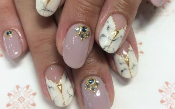 大人リッチな指先を演出する☆天然石ネイル5選