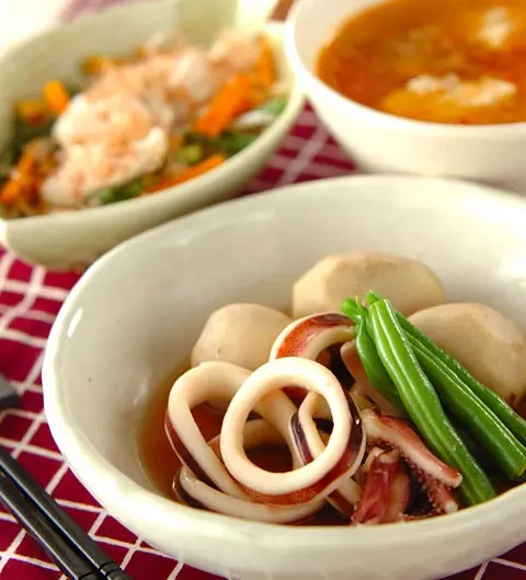 今日の献立はサッと煮るだけ 子どもやお年寄りの方でも食べやすい イカと里芋の煮物 E レシピ 料理のプロが作る簡単レシピ 1 1ページ