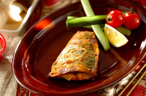 サバのカレー風味ヨーグルト漬け焼き