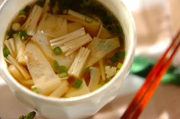 湯葉とエノキのお吸い物