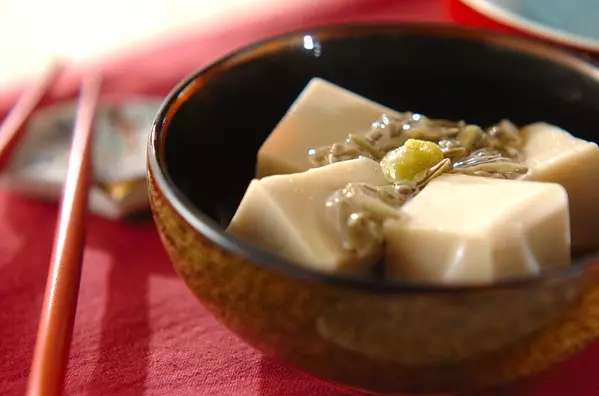 ジュンサイ添えゴマ豆腐