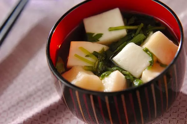 ハンペンと春菊のお吸い物