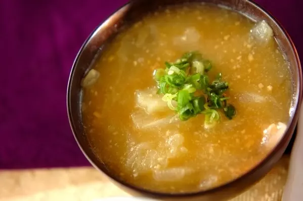 ジャガイモと玉ネギのみそ汁