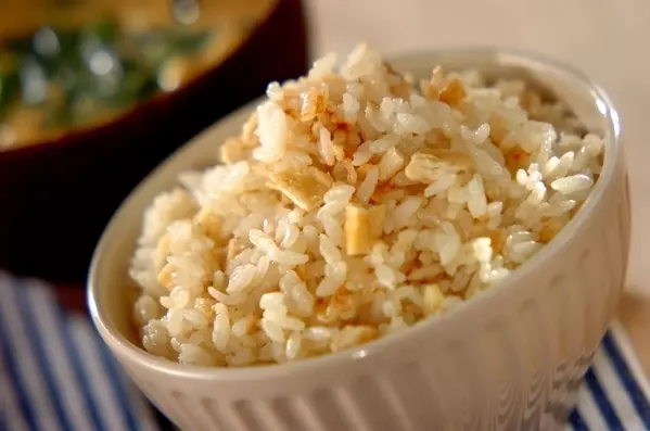 ショウガと油揚げの炊き込みご飯