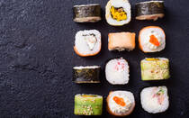 すっかりお馴染みとなった「カリフォルニア・ロール」以外にも、アメリカでは、様々な定番巻き寿司（ロール）が生まれています。ここでは子供も食べやすい、ちょっと変わった具材の組み合わせをご紹介します。食卓やお弁当のアイディアにしてみてくださいね。