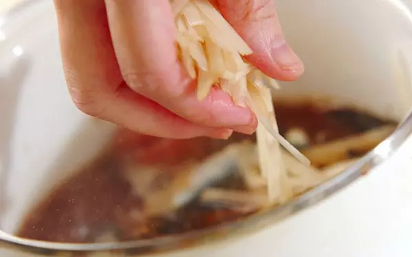 サカナ界のサプリメント！「たっぷりショウガと梅のイワシ煮」