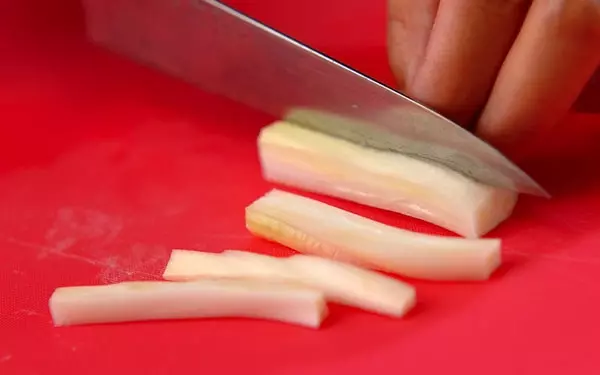 香りを生かしてさっと炒め合わすだけ。簡単！「セロリの塩きんぴら」