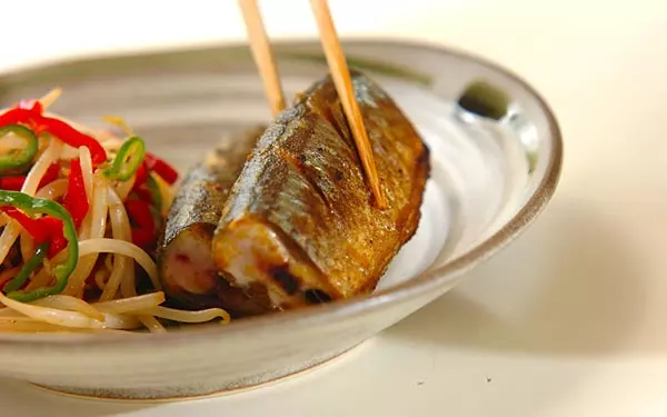 パリッとした香ばしさがたまらない！「フライパンでサンマのカレー焼き」