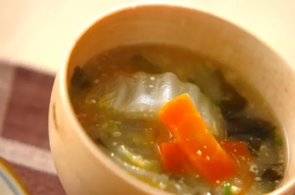 白菜とニンジンのみそ汁