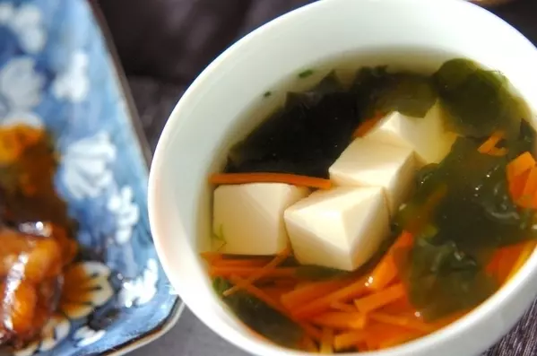 豆腐とワカメの和風スープ