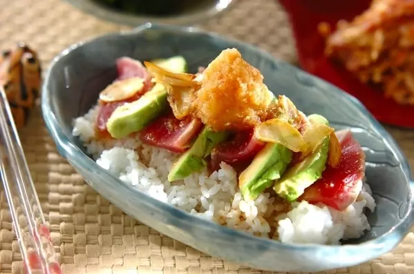 マグロとアボカドのサッパリおろし丼