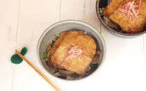 「畑のお肉」と言われる大豆製品をご飯や野菜と一緒に食べれば栄養満点！ 帰宅後15分でパパッと作れる時短丼ぶり「油揚げのしょうが焼き丼」のつくり方をご紹介。