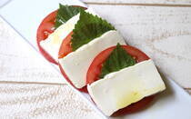 豆腐に塩をまぶしてなじませるだけでクリーミーな食感になる塩豆腐。冷やしたトマトと一緒に盛りつければカプレーゼ風、パンにのせればブルスケッタになります。モッツァレラチーズのようなで、豆腐嫌いのお子さんにもオススメです。。焼いてほぐしたシャケどんぶりもオススメ。サラダ、冷製パスタ、ラップサンド、グラタン、ピンチョス、そぼろ、ハンバーガーのお肉がわり、白和え、揚げ物にもアレンジ可能です。水分が抜けているから、冷奴としても濃厚で美味しいです。