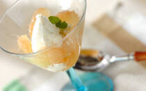 カッテージチーズと聞いてすぐに思いつくレシピにはどんなものがありますか？　スーパーではよく見かけるけれどもあまり食卓に並ぶことがない。そんなご家庭もあると思います。味にクセがなく、程よい酸味とさわやかな口当たりが特徴のカッテージチーズ。低カロリーで塩分控えめなチーズでもあるので、その万能な活用法を知ったらきっと冷蔵庫に常備させたくなるはず。<br />いろいろとレシピをご紹介したいところですが、今回はさっぱりとしたスイーツのレシピです。