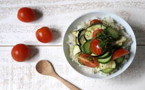 火を使わずにササッと作れる「夏野菜のごまポン酢どんぶり」。夏野菜を刻んでしょうゆとしぼったカンキツなどで和えるだけ。帰ってきて10分で作れる一品完結どんぶりです。春雨サラダや、冷やしラーメンにもアレンジ可能。新鮮な夏野菜を選んで作ってみてください。