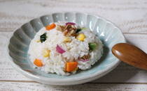 野菜を刻んでご飯と混ぜるだけ、火を使わずに手軽に作れるライスサラダをご紹介します。野菜の彩りを考えて選ぶと見た目もカラフルで、盛り付け次第でパーティーメニューにも。前菜、主食、一品完結どんぶりとして様々なシーンで使えます。カレー粉やトマトケチャップを加えるなどアレンジも自在で、生春巻の皮で包めば、おかず感覚でご飯が進みます。