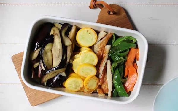 残り野菜がボリューミーな常備菜に！「夏野菜とちくわの揚げ浸し」