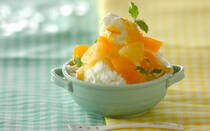 夏のデザートと言えば、アイスクリーム、かき氷、シャーベットが思い浮かびますよね。暑さで火照った体をひんやりしたデザートでクールダウンしたくなるものです。<br /><br />しかし、これらのデザートを作るのは、手間がかかりそうだと思っていませんか？　じつはそんなことはありません。想像よりも簡単に手作りすることができるのです。<br /><br />今回は夏にぴったりなひんやり美味しい手作りアイス、かき氷、シャーベットのレシピをご紹介します。