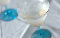 まだまだ暑さ真っ盛り。<br /><br />熱中症の予防の意味でも、水分を摂ることを心がけたいですが、市販のジュースや清涼飲料水ばかりでは、糖分やカロリー、添加物がちょっぴり気になります。<br /><br />そんなとき、試しに一度作ってみたら、あまりにも簡単かつおいしくて、すっかり夏の定番になってしまったレシピがこちらです！<br /><br />ショウガのすりおろしと砂糖で作るジンジャーシロップに、レモンを生絞り。市販のものより甘さも控えめ。ピリリとしたショウガの辛さと生レモン果汁の爽やかさがクセになる、自家製ジンジャーエール。<br /><br />保存容器に入れて冷蔵庫で保管すれば、一週間ほど日持ちもするので、わが家ではシロップは多めに作って作り置きしておきます。<br /><br />炭酸が苦手な方はお水で割っても、お酒好きな方はウォッカを加えて自家製モスコミュールにもできますよ。