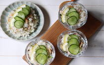 旬の秋鮭を使った鮭ときゅうりのさっぱり混ぜご飯をご紹介します。骨を取ってほぐし、柑橘やハーブなどを合わせると子どもでも食べやすくなります。酢飯にすれば、さらにさっぱりして食べやすさもアップ！ 一品完結で手軽に作れるので、忙しいお母さんの味方になる混ぜご飯です。カップ寿司にしたり、カレー粉やケチャップを加えてアレンジも可能です。