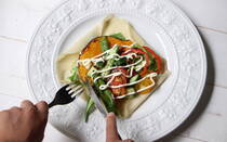 野菜嫌いのお子さんでも、野菜がモリモリ食べられる「ガレット風ベジクレープ」。薄力粉と豆乳、塩だけで手軽に作れて、モッチモチの食感に。冷蔵庫にある野菜や残り物のおかずで作れて、見た目も華やか。常備菜や苦味のある野菜を巻いてもおいしく食べられます。ラップサンドやロールクレープにもアレンジ可能です。