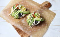 海外で話題のドーナツ寿司。寿司飯をドーナツ型に成型してネタをデコレーションしたおしゃれでかわいいお寿司です。今回は色とりどりの野菜をのせたヘルシーな「ベジドーナツ寿司」をご紹介します。型がなくても手軽に作れるので、大きいドーナツ、小さいドーナツ、黒米入りドーナツなど、アレンジも楽しんでください。