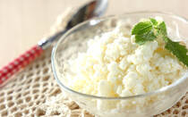 8月も後半ですが、まだまだ暑い日が続きそうですね。今日は、わざわざ買い物に行かなくても、普段の買い置きで作れるひんやりスイーツをご紹介。<br /><br />桃の缶詰とヨーグルトを混ぜて、冷やし固めるだけのシャーベット。ふわふわの食感の秘訣は、一度冷凍されたものを撹拌して、もう一度凍らせること。<br /><br />少し時間はかかりますが、前の晩に仕込んで、翌朝に混ぜて冷凍しておけば、その日のおやつに間に合います。<br /><br />お子さんからお年寄りまで食べやすい、優しい自然派ソルベ。桃の缶詰の代わりに、ミカンやマンゴーなど、ご家庭にあるものでお試しください！