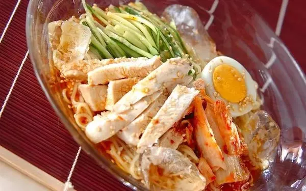 特製合わせダレでいただく、絶品レンジ蒸し鶏冷麺