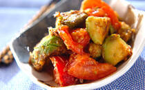 トマトとアボカドは、サラダでいただいてもとってもおいしい野菜です。<br /><br />しかし、どちらも炒めることでやわらかさとコクが増し、絶品に。これなら野菜嫌いなお子様でも食べることができるかもしれません。<br /><br />しょう油と相性の良いマヨネーズですが、麺つゆとも相性抜群です。