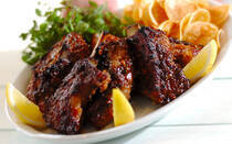 過ごしやすい秋はアウトドアを楽しめる季節でもありますよね。すでにバーベキューやキャンプを企画している人もいるのでは？　しかし、準備や片付けが大変で二の足を踏んでしまう場合もあるでしょう。<br /><br />そんなとき、家の中で簡単にバーベキューを楽しめたらいいですよね。そこで今回は、屋内でアウトドア気分を満喫できる、簡単バーベキューレシピをご紹介。