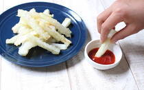 子どもに積極的に食べさせたい大根を使った「フライド大根」をご紹介します。大根は、生だと辛いし煮ると苦味が出る野菜。油で揚げることで苦味が甘みに変わり、大根が食べやすくなり、マンネリになりがちな大根料理のバリエーションが広がります。苦味のある尻尾の部分でも十分においしいですよ。カレー粉、ゆかり、青のり、ハーブソルト、粉チーズなど、フレーバを加えるとさらに楽しくなります。野菜が苦手なお子さんも抵抗なく食べられて、フライドポテト風の見た目だから、子どもの集まる食卓でも人気になること請け合いです。