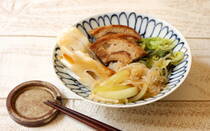 お肉の代わりに、車麩を使った「車麩のすき焼き風」の作り方をご紹介します。車麩はたんぱくで、お子さんにはあまりなじみのない食材かもしれません。車麩を揚げ焼きしてから甘辛ダレで煮るとコクが出て、ボリューム感が出ます。乾物は戻す手間が面倒ですが、「車麩のすき焼き風」は車麩を戻さずにそのまま使えるから、思い立ったらすぐ作れます。ぷりぷり、ムニュムニュの食感で、胃もたれしない「車麩のすき焼き風」。卵とじ丼、揚げ春巻き、鍋焼きうどん、炊き込みご飯などにもアレンジ可能です。