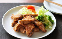 春にアニサキス食中毒で話題になったかつお。<br /><br />アニサキスとは寄生虫の一種で、かつおの他にも、さば、いわし、鮭、イカ、さんま、あじなどの魚介類に寄生し、多くの場合、食後数時間後から十数時間後にみぞおちの激しい痛み、悪心、嘔吐といった症状をあらわします。 <br /><br />アニサキスは基本的に内臓に寄生していますが、鮮度が落ちると内臓から筋肉(魚の身)に移動するので、魚を購入するときは、新鮮な魚を選ぶのが第一。