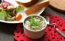 うちの娘は、肉と卵が苦手。<br /><br />アレルギーがあるわけではないのですが、最近では保育園の給食でも「今日も食べてくれませんでした」と報告がくるくらい、苦手がピークのよう。<br /><br />なので、朝食が困ります。夕食であれば、時間をかけて励ましながらお肉や卵をなんとか食べさせることは可能ですが、朝は時間との戦い。<br /><br />ちゃちゃっとできる朝食の定番、目玉焼きとハムなんていうメニューは決して食べてくれません。<br /><br />でも栄養士の母としては、朝食でもしっかりたんぱく質をとってから保育園に行ってもらいたい…。となると魚メニューが最適なのですが、朝から魚を調理するのは難しいので、缶詰に頼ることに。