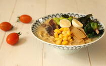 化学調味料などが入った市販のタレを使わずにスープを手作りする「豆乳ラーメン」をご紹介します。しいたけのだしを使って手軽に作れるから、麺をゆでるお湯を沸かしている間に手軽に作れます。香味野菜をごま油で炒めて、豆乳を加えることでコクのあるジャンキーなとんこつラーメン風の味わいに。 汁まで安心して飲み干せるラーメンです。定番のラーメンのほか、担々麺、トマト麺、豆乳パスタ風などにもアレンジ可能！